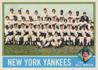 1976 Topps #17 New York Yankees Team Baseball Card