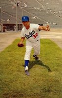 1959 L.A. Dodgers Postcards #906 Sandy Koufax Baseball Card